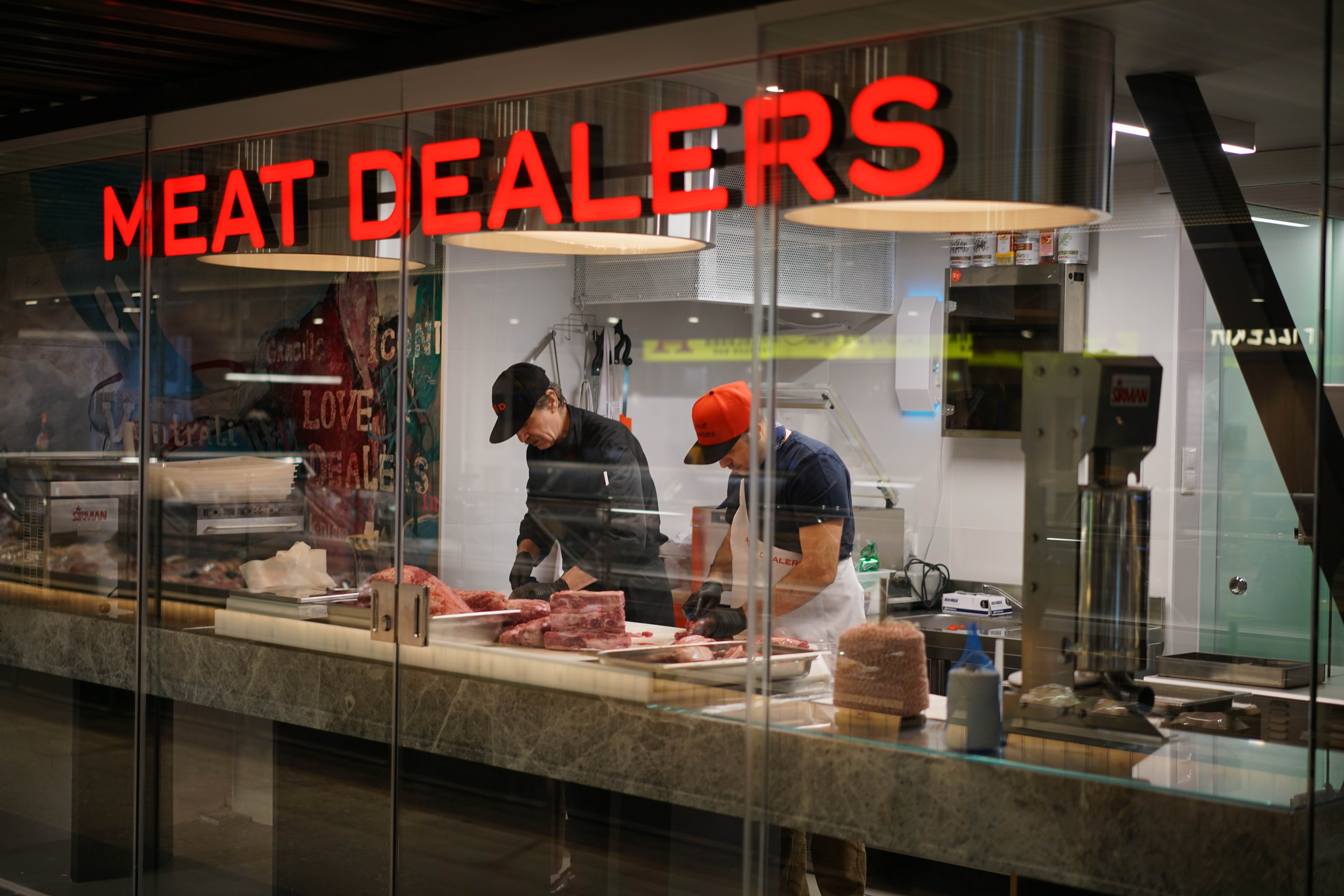 Высечь в мраморе шефповар, владелец мясного корнера и управляющий