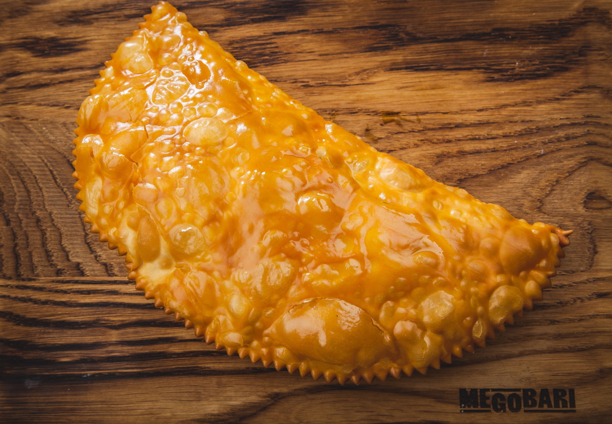 Когда хочется большой и сочный: 10 ресторанов Москвы с самыми вкусными  чебуреками - подборка ресторанов в Москве | Афиша