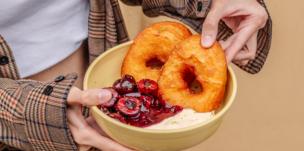 Кабак вчера и навсегда спб. Кабак вчера и навсегда. Кабак вчера и навсегда спб. Галета из творога с клубникой. Интерьеры питерских кафе.