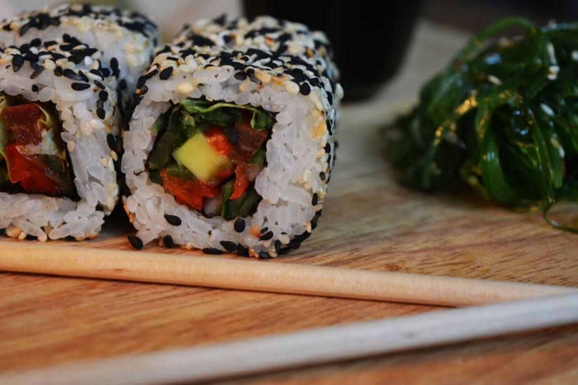 Японский суши бар. Нигири и гунканы. Суши и роллы. Суши сенной. Суши сенной.