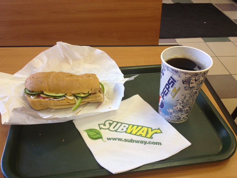 Фаст фуд тюмень. Subway Тюмень. Сабвей Тобольск. Subway fast food.